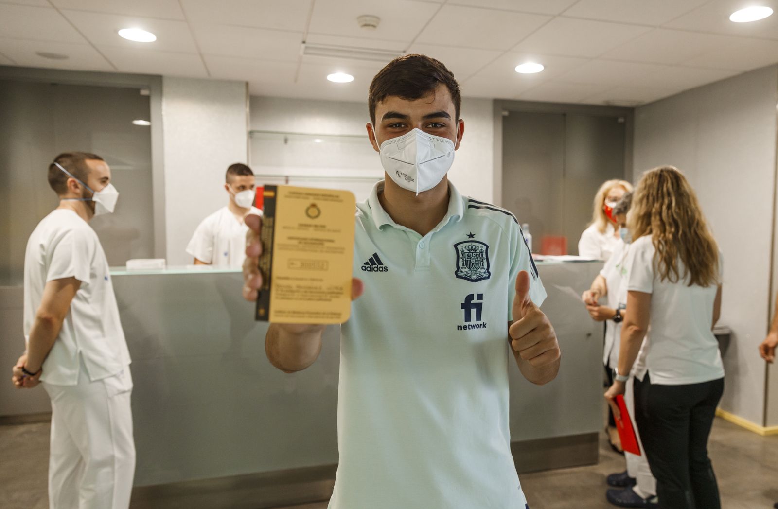 Y tras la polémica... Los jugadores de la Selección española reciben su vacuna