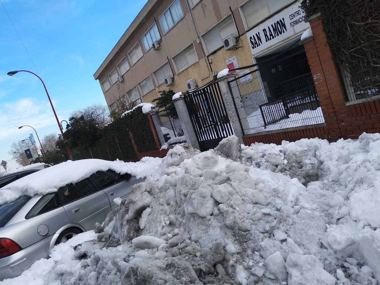Entrada a un centro educativo en Parla