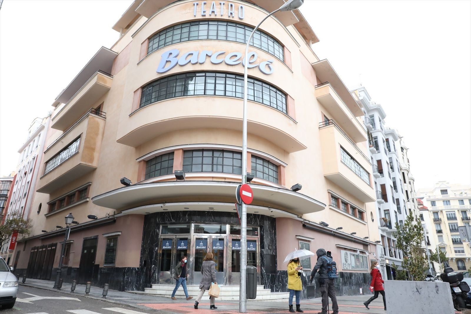 Transeúntes pasan al lado de la puerta del Teatro Barceló