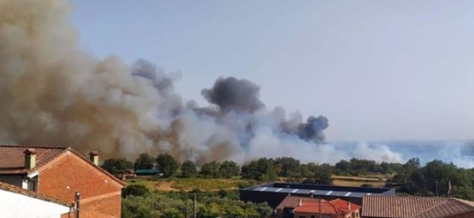 La Junta evacua El Raso (Ávila) por la cercanía de un incendio y solicita la presencia de la UME