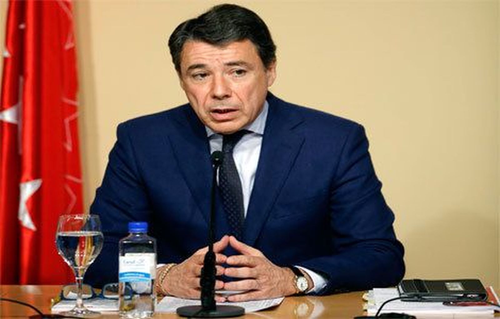 El Gobierno de Madrid baja los impuestos y aumenta la protección a los consumidores