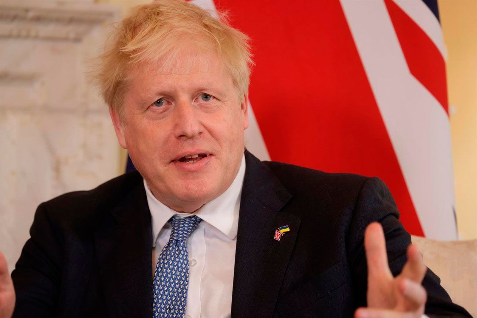 Boris Johnson salva la moción de censura interna con una exigua mayoría