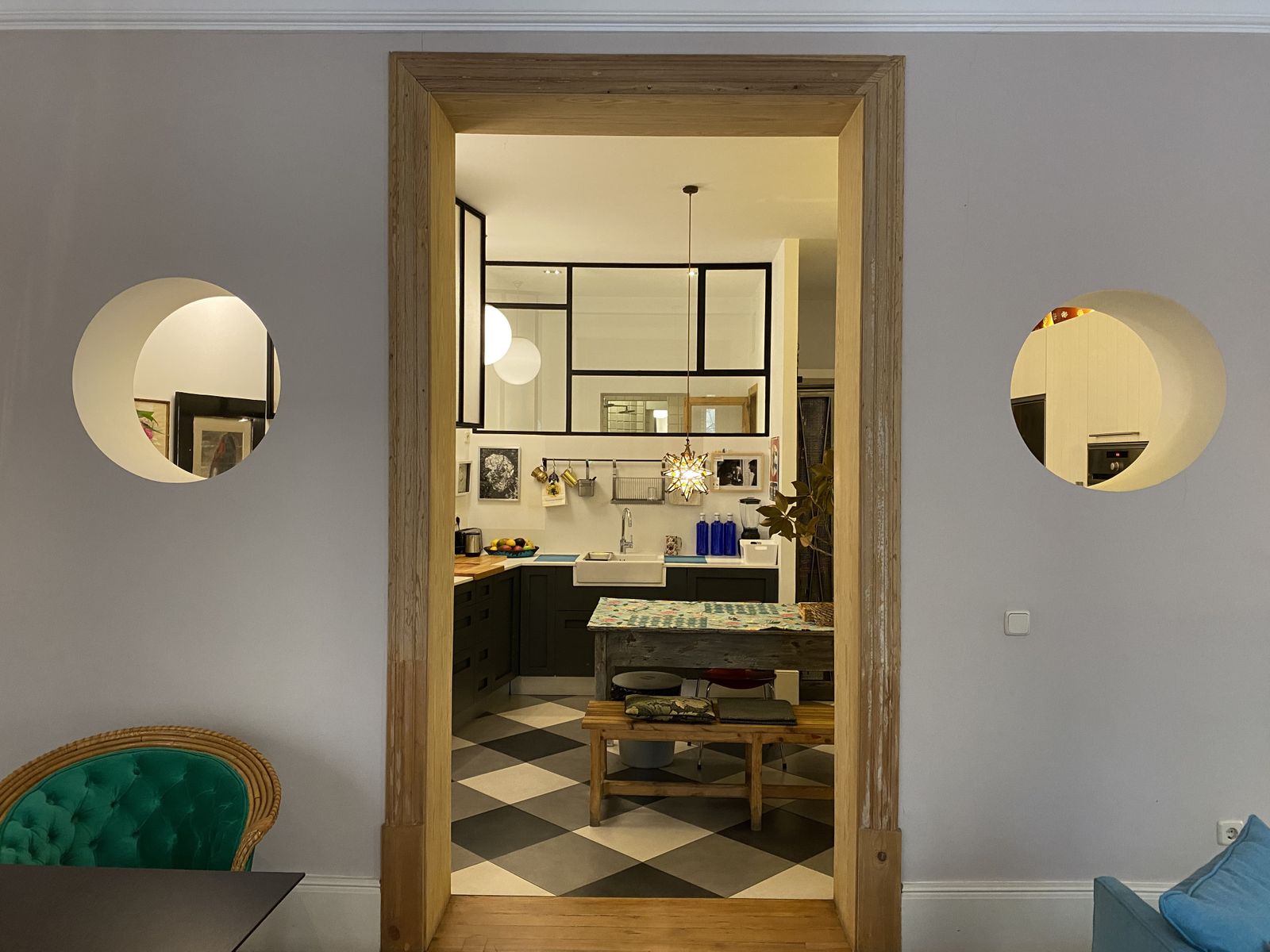 Y aquí tenemos la espectacular entrada a una cocina muy práctica y con unas preciosas ventanas ojo de buey para  conseguir más luz.
