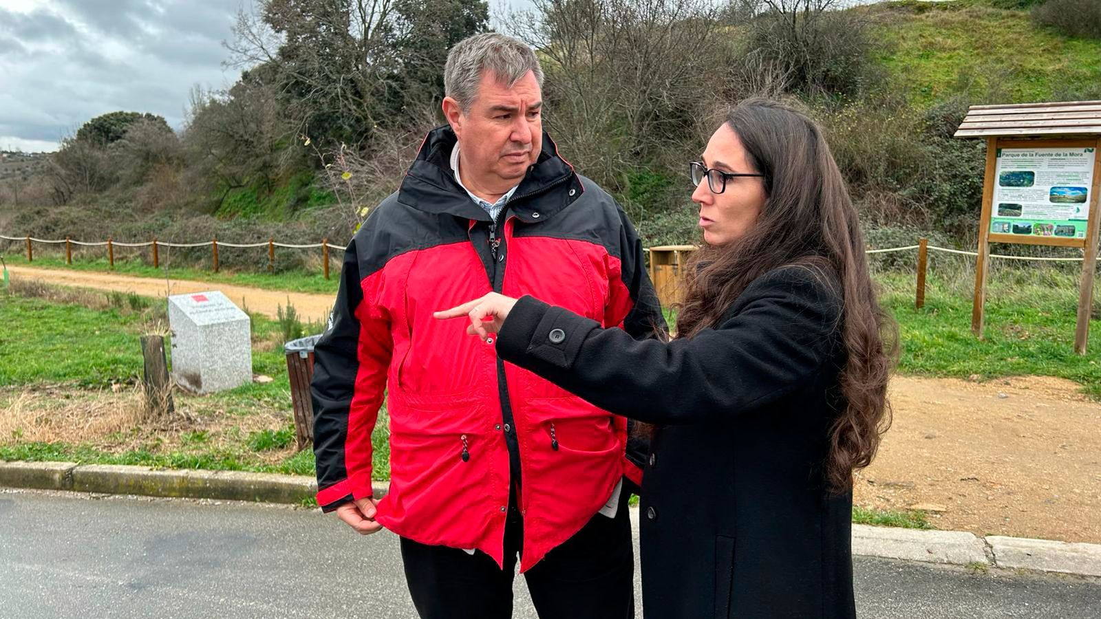 El viceconsejero José Antonio Sánchez junto a la alcaldesa de Redueña, Mercedes Pérez, vistan la obras de soterramiento de la red de baja tensión