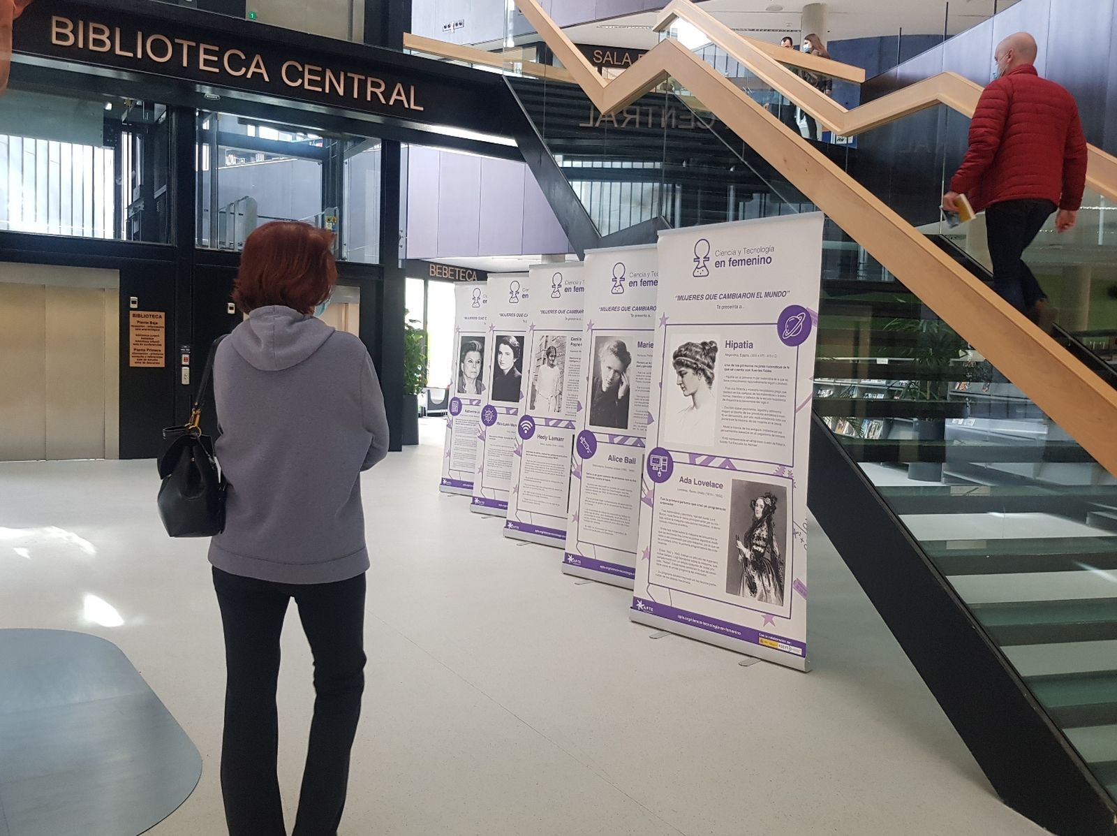 Una mujer contempla la exposición sobre mujeres que hicieron historia
