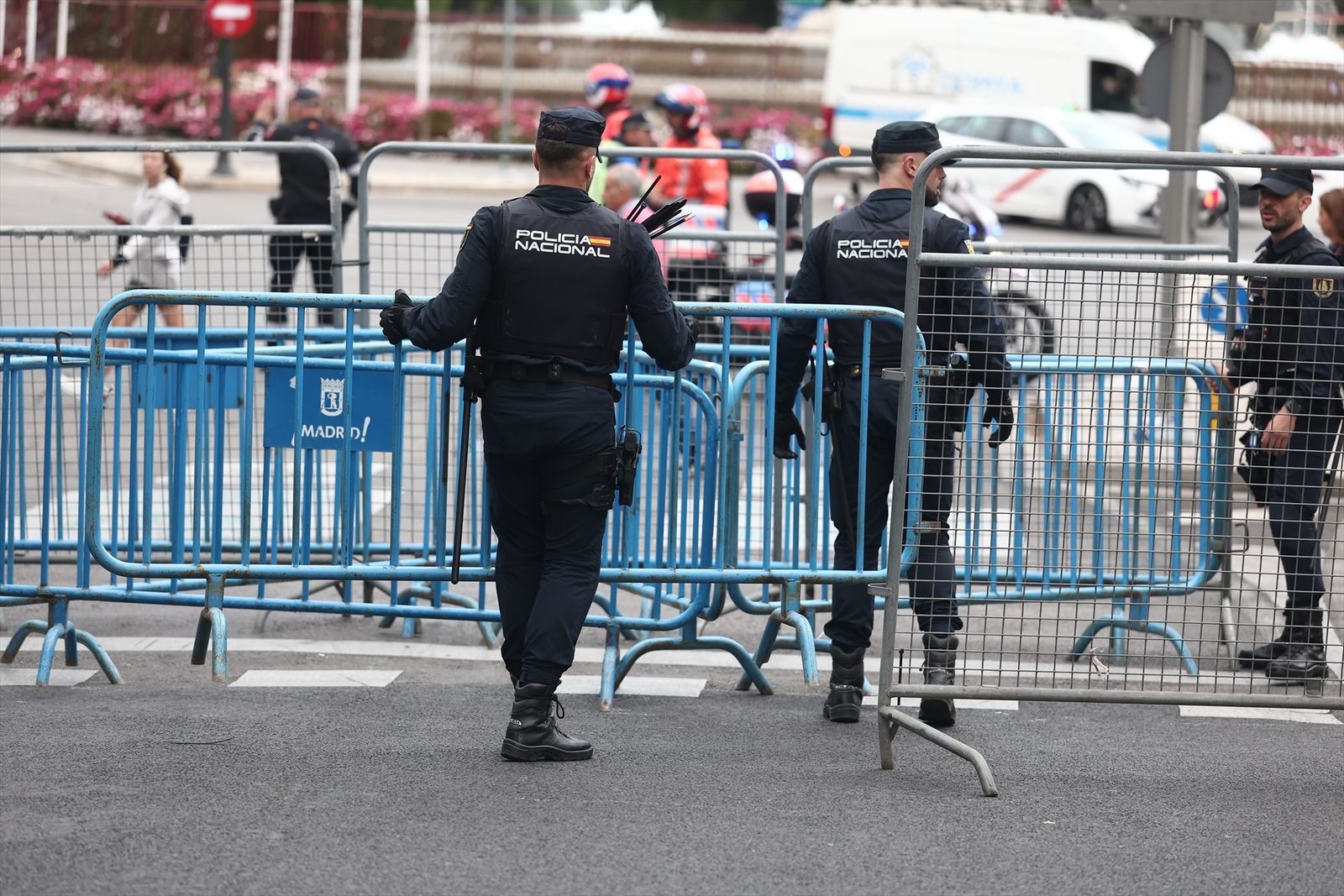 Agentes de la Policía Nacional colocan vallas en Madrid