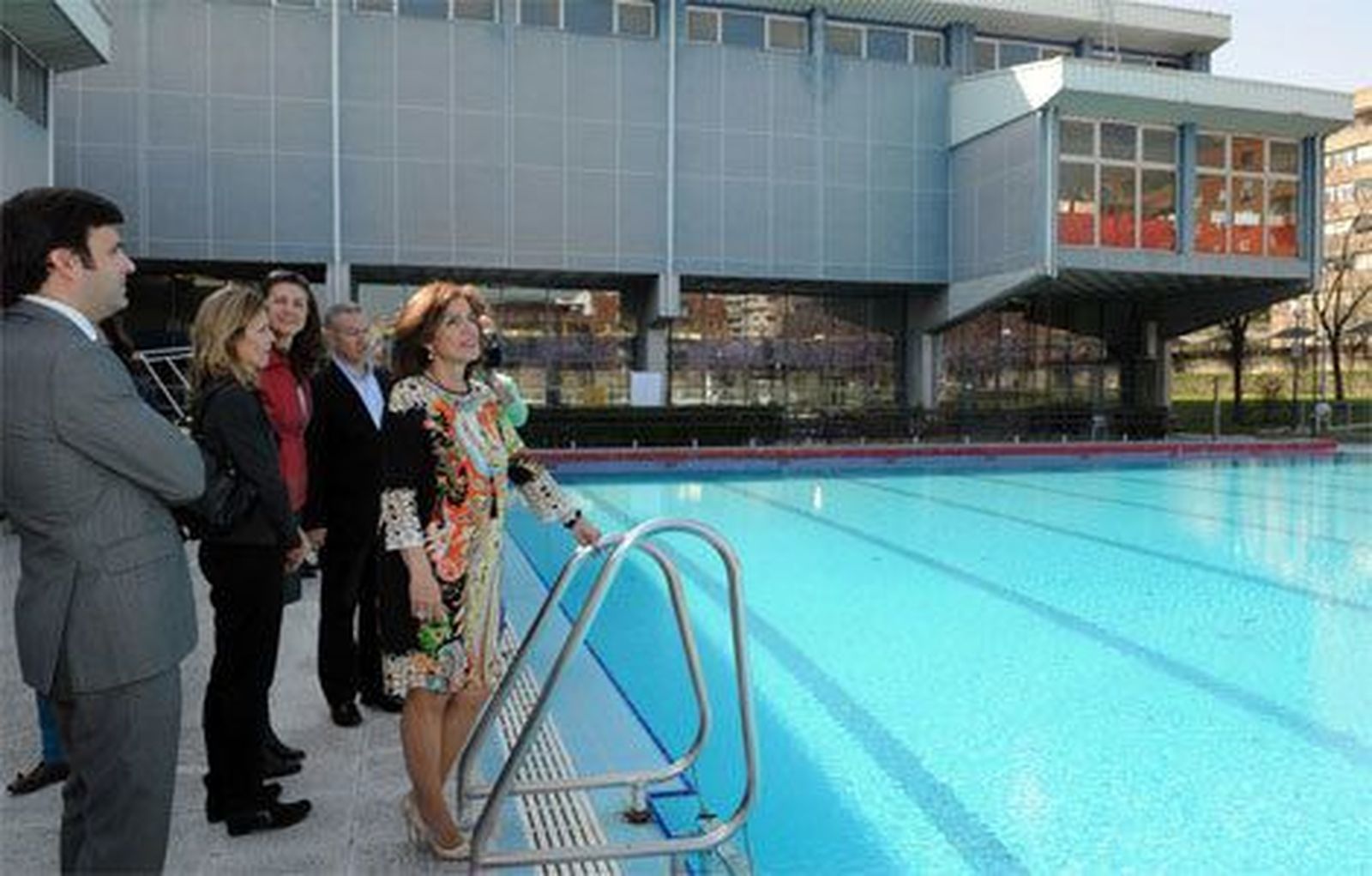 Botella visita el polideportivo La Mina en el  que invertirá 242.000 euros en mejoras