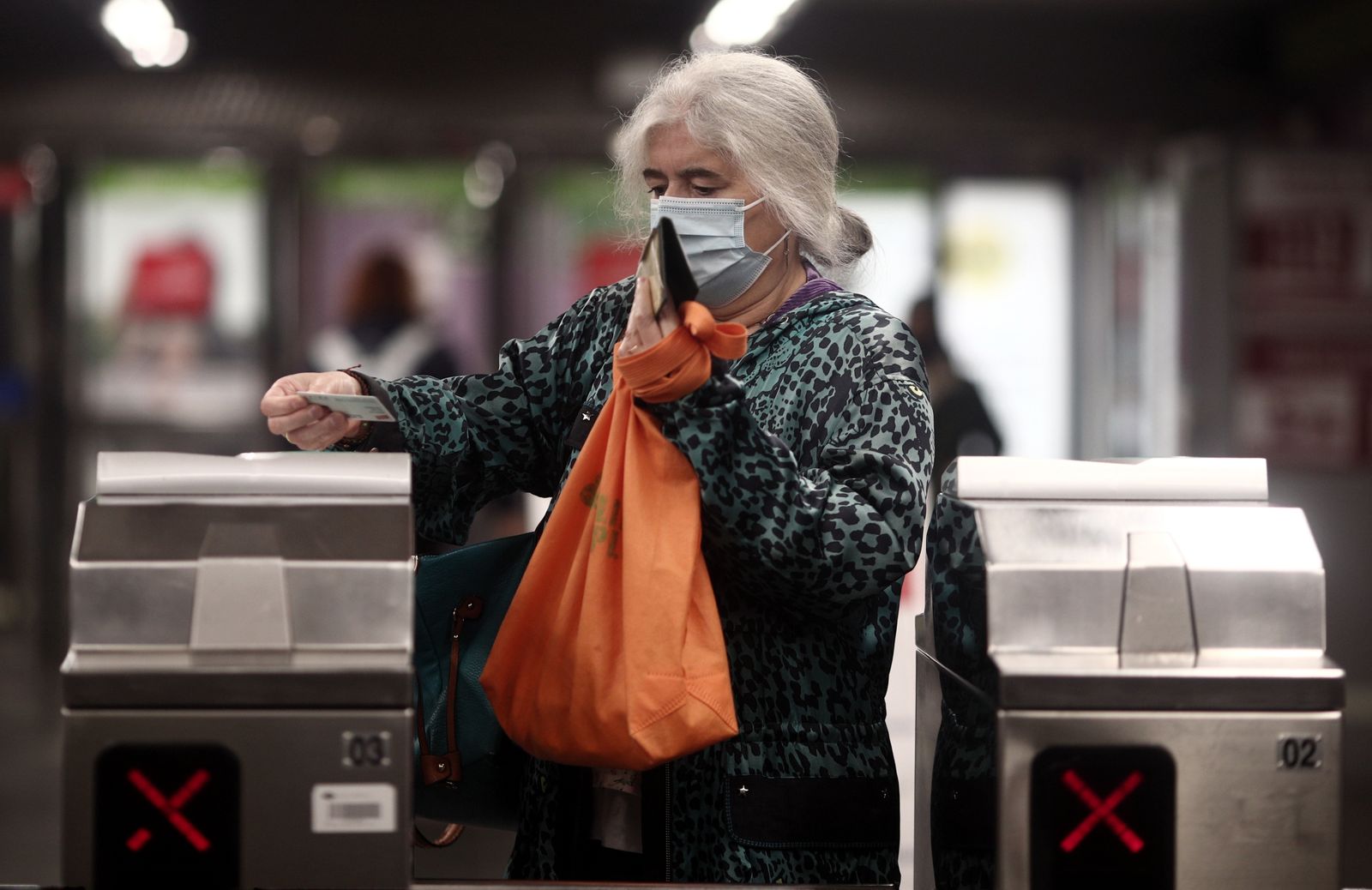 Una persona mayor accede al metro de Madrid