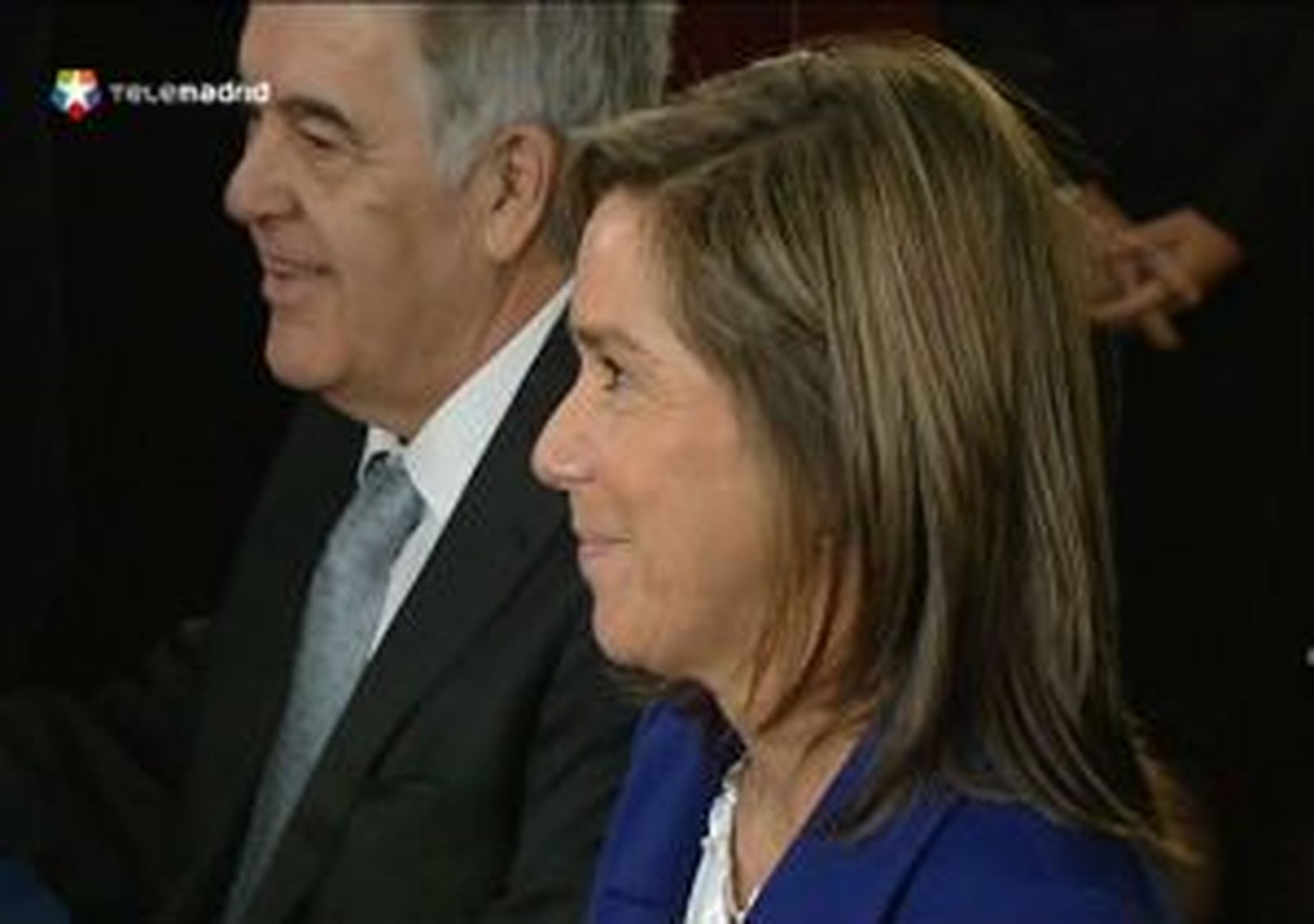 Rajoy ratifica su "plena confianza" en Mato porque es "justo" y "lo merece"