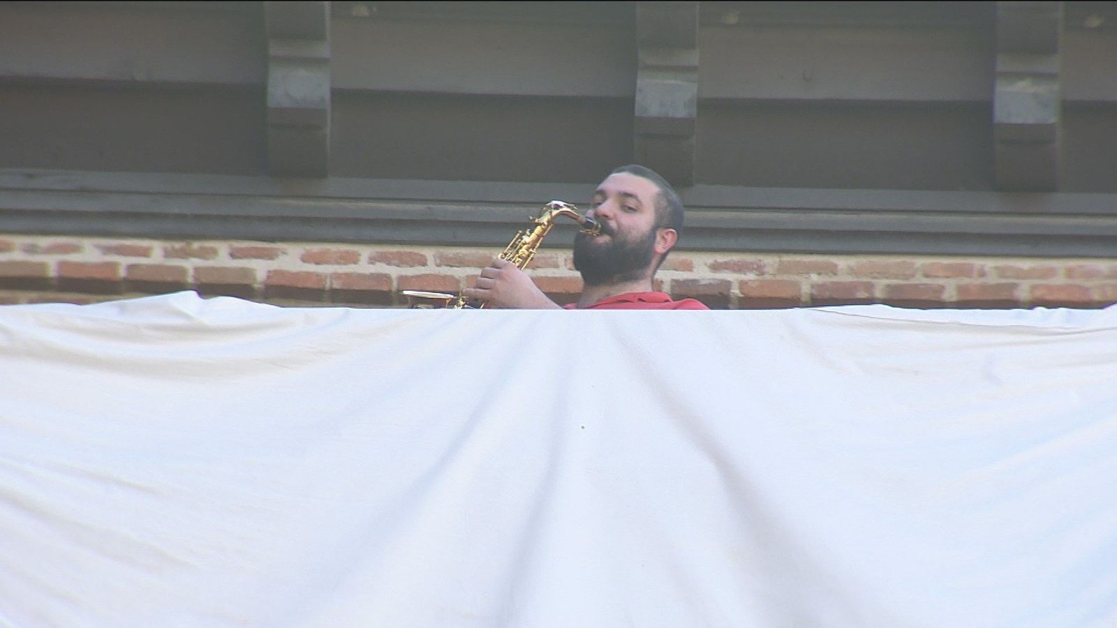 Los seminaristas confinados animan a los vecinos con conciertos desde la azotea