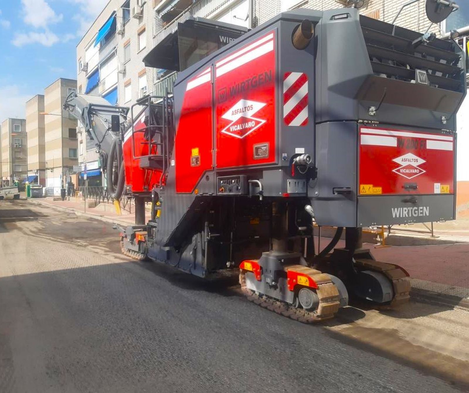 Trabajos de fresado previos al asfaltado en una calle de Parla