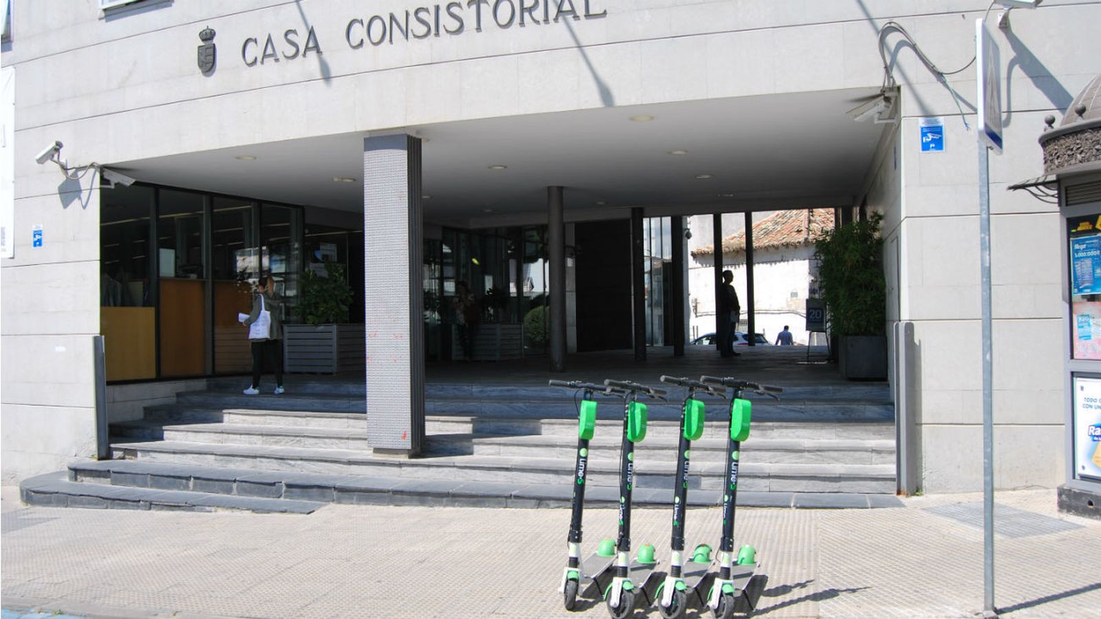 Patinetes eléctricos ante el Ayuntamiento de Parla