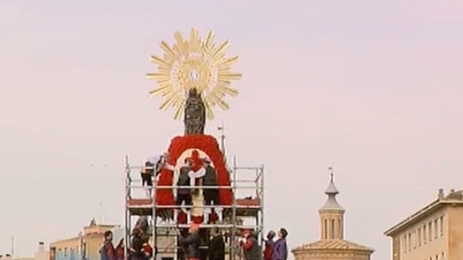 La lluvia respeta la Ofrenda a la Virgen del Pilar, que brilla entre flores