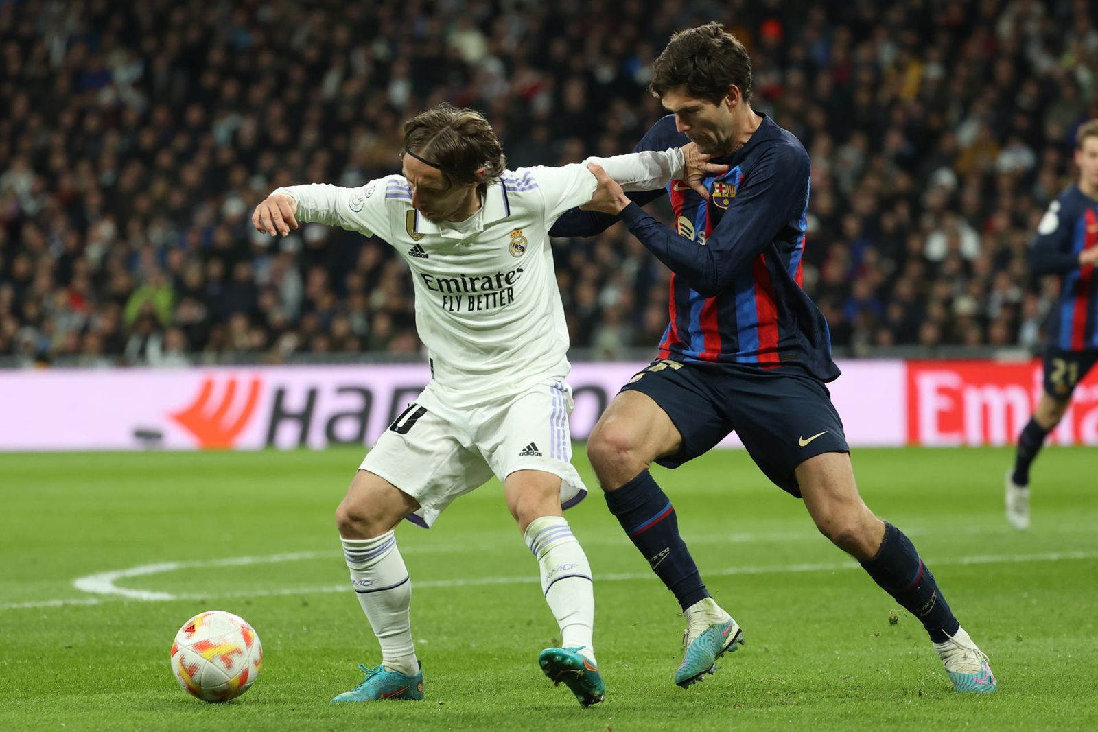 Modric ante el Barcelona
