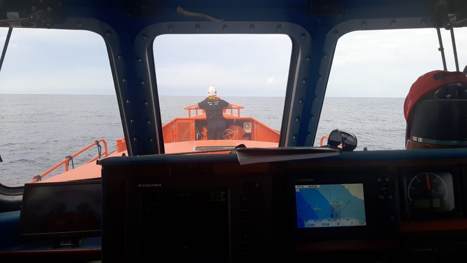 Vista a proa de un buque de Salvamento Marítimo en misión de búsqueda