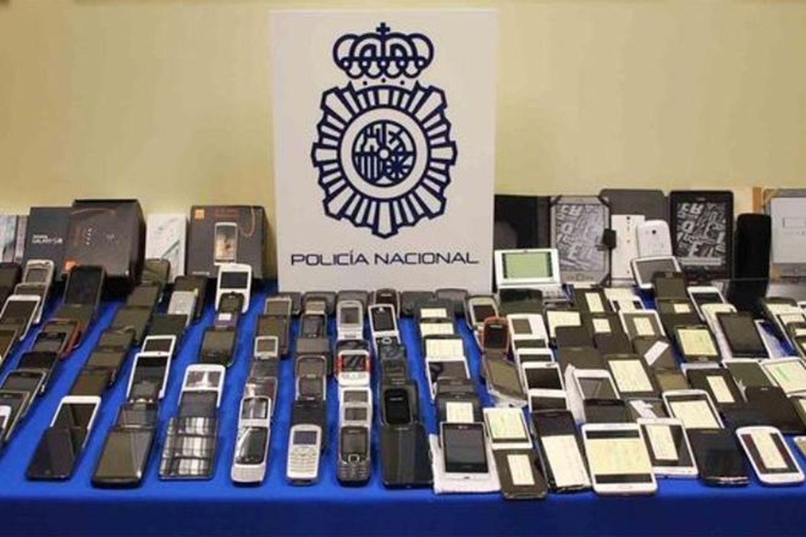 La Policía busca a los dueños de 109 móviles recuperados en el Metro
