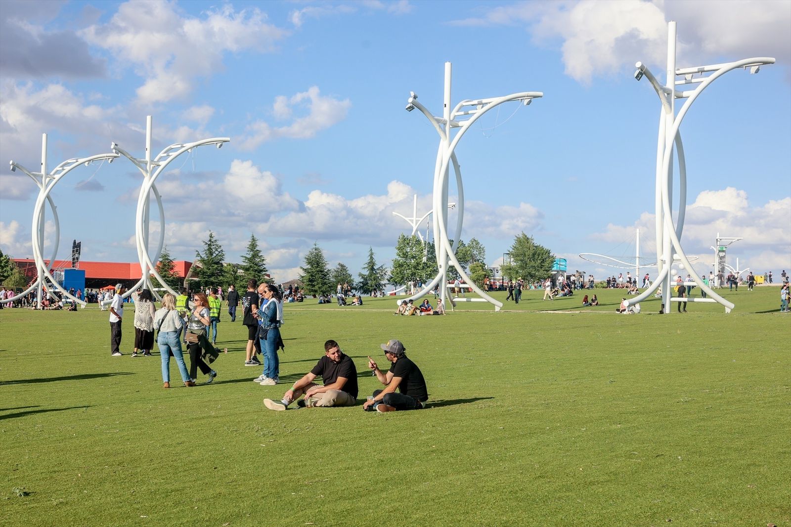 Varias personas en la Ciudad del Rock de Arganda del Rey, sede del Primavera Sound Madrid 2023