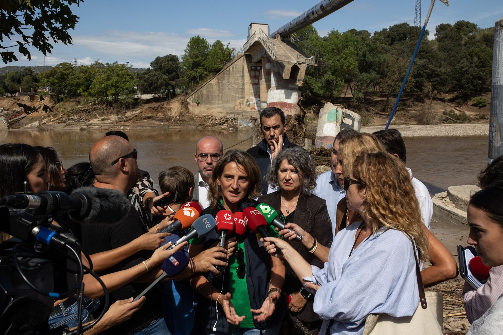 Vecinos de Aldea del Fresno reprochan a la ministra Ribera que los cauces del río no estuvieran limpios