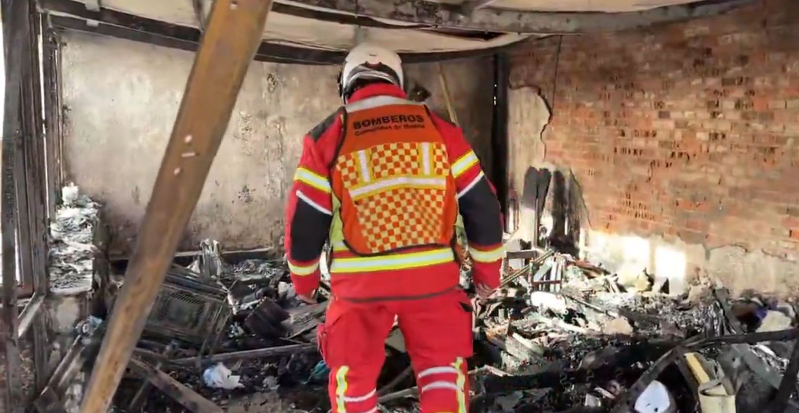 Un incendio destruye completamente un ático en Alcobendas
