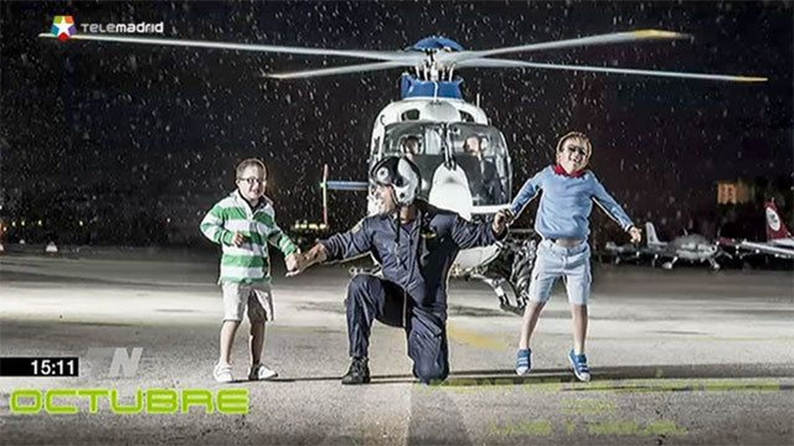 Policías Nacionales y niños con Síndrome de Down juntos en un calendario