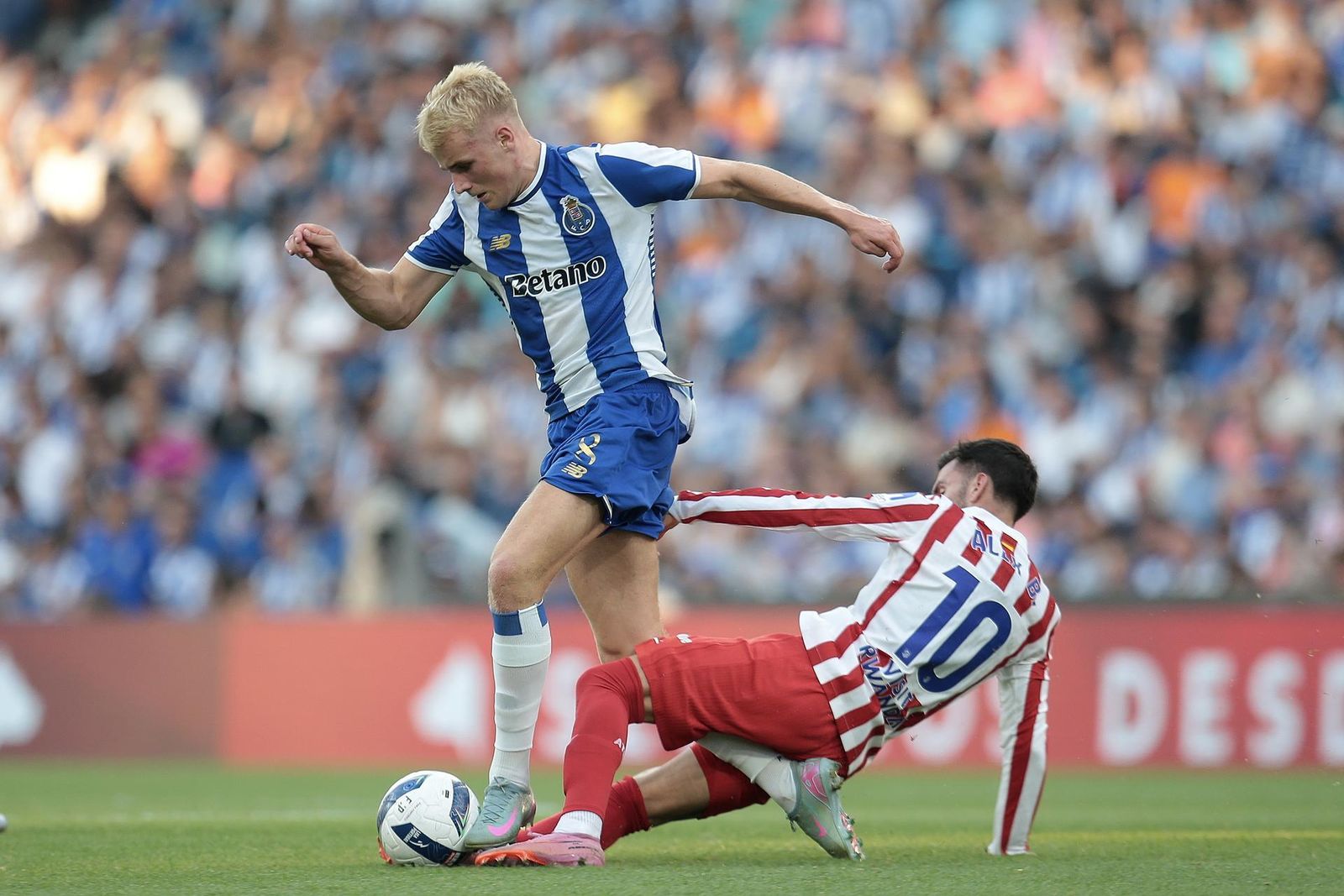 Alex Baena ante el Oporto