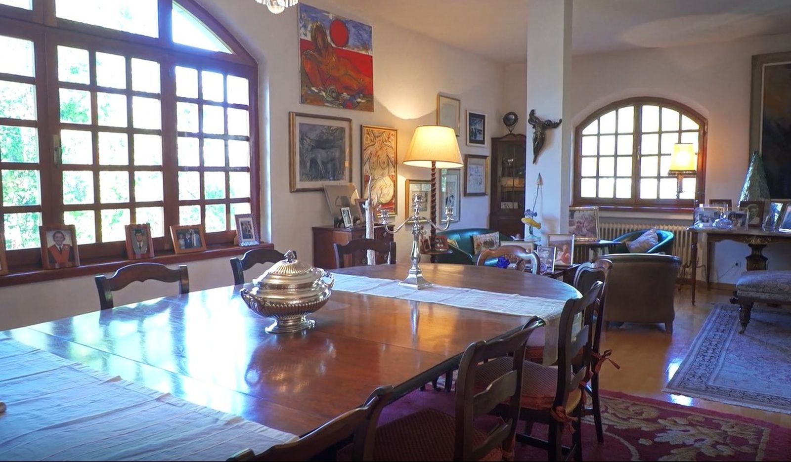 Y entramos en la casa... Un paraíso para los amantes de las antigüedades. Sus propietarios son unos apasionados de las subastas.