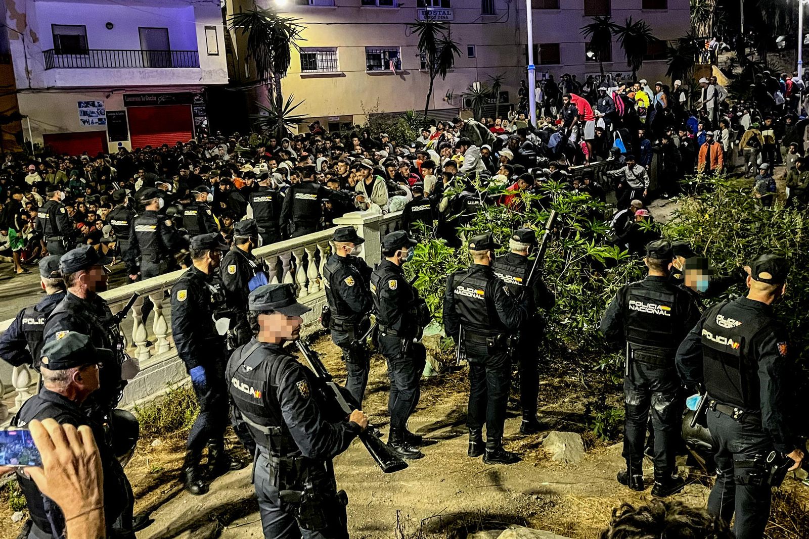 Traslado de migrantes de las playas de Benítez y Trampolín al puerto