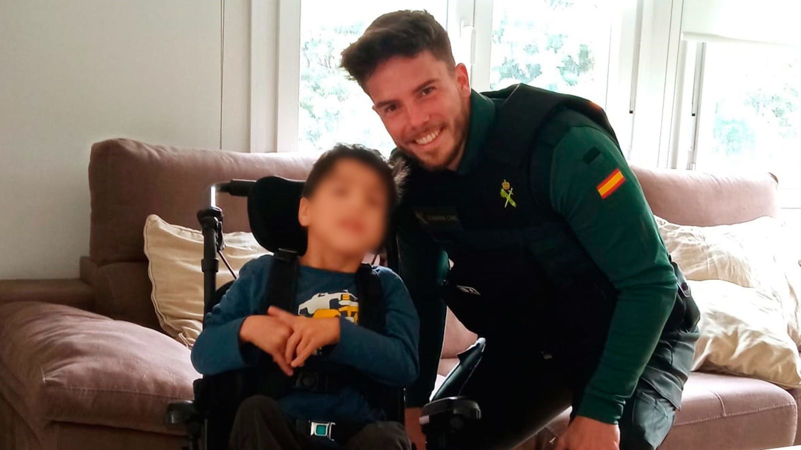Un agente de la Guardia Civil practica la maniobra de Heimlich a un niño que se había atragantado en su domicilio de Valdeolmos-Alalpardo