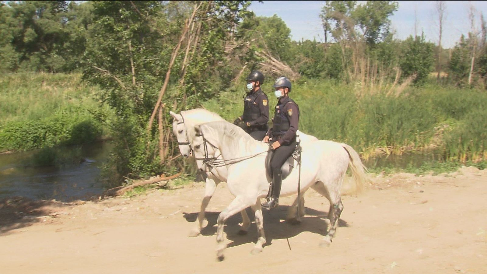 La Policía Nacional patrulla el río Guadarrama para evitar vertidos de basura a sus aguas
