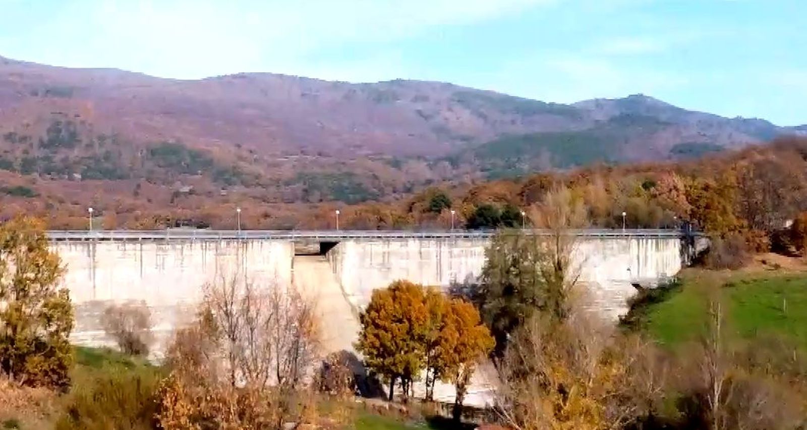 Muro de la presa de Los Morales, en Rozas de Puerto Real