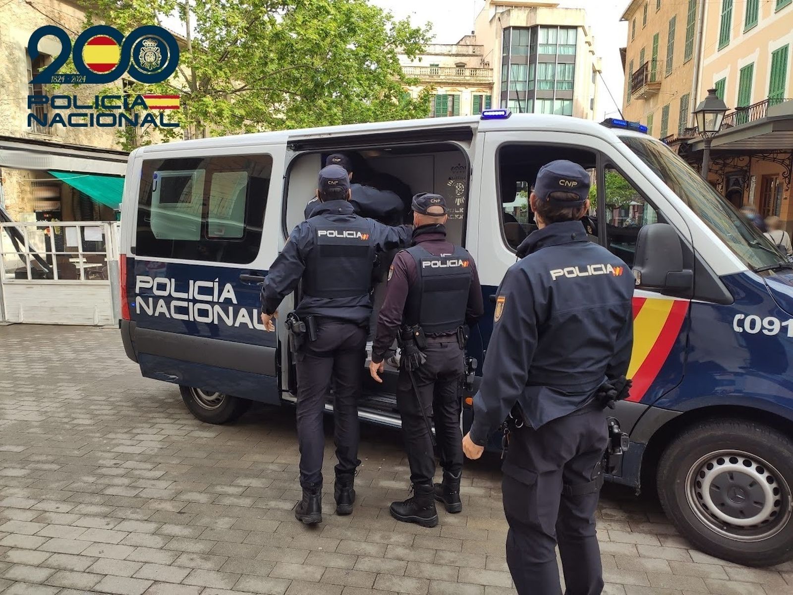 Agentes de la Policía Nacional entrando en un furgón policial