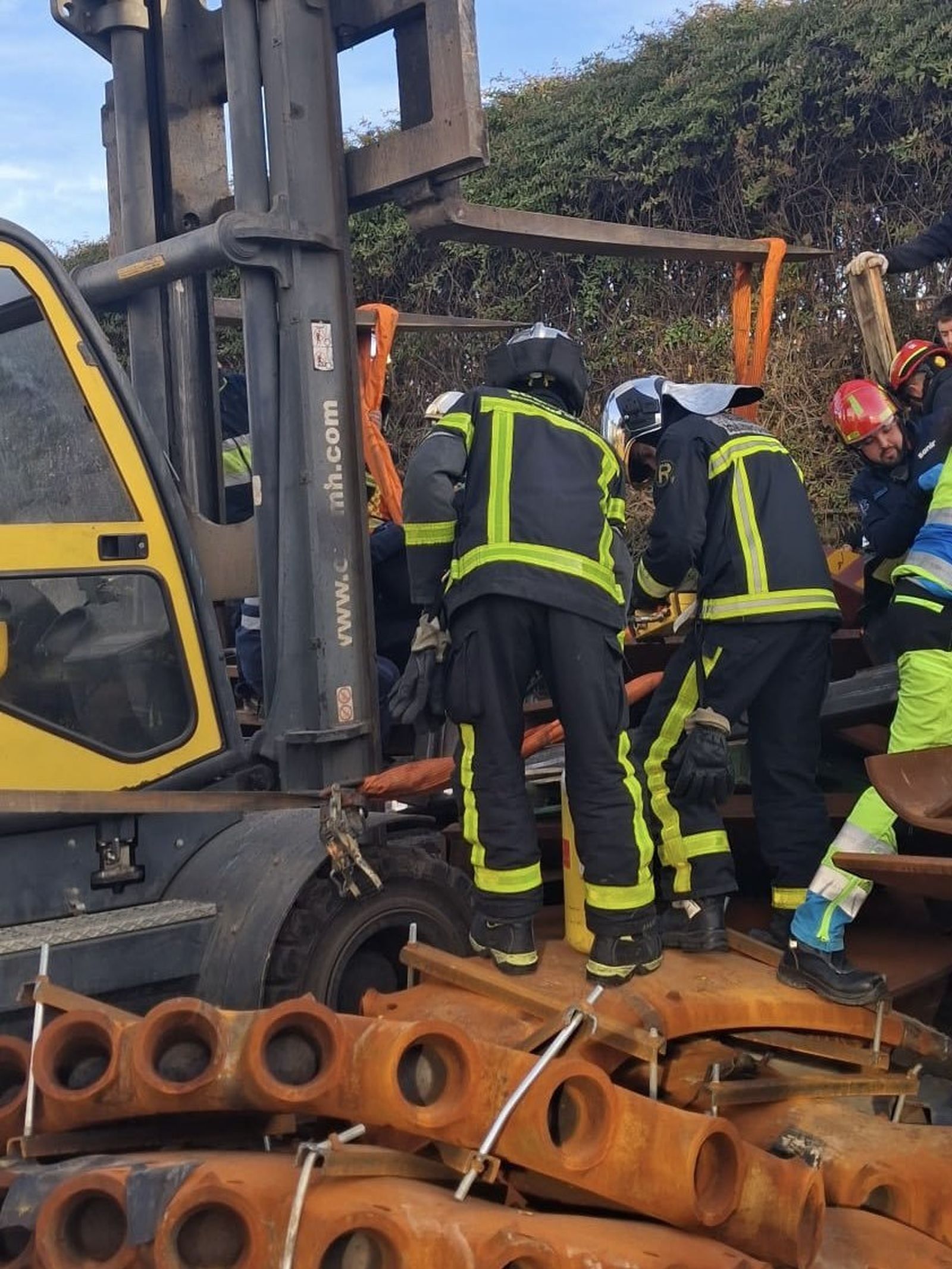 Bomberos trabajan para rescatar a un trabajador atrapado en una obra de Algete