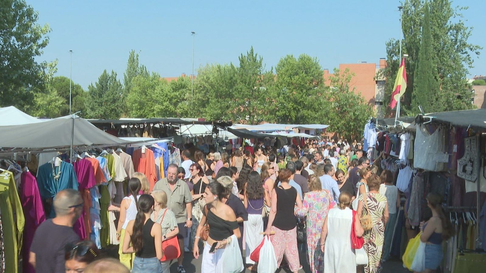 El mercadillo de Majadahonda lleno también en verano por turistas y madrileños