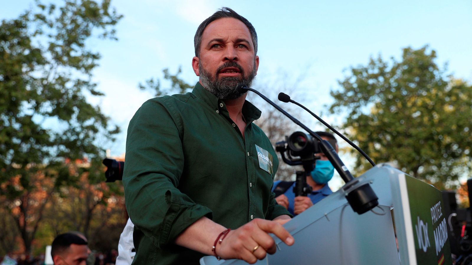 El líder de Vox, Santiago Abascal, durante el mitin en Vallecas