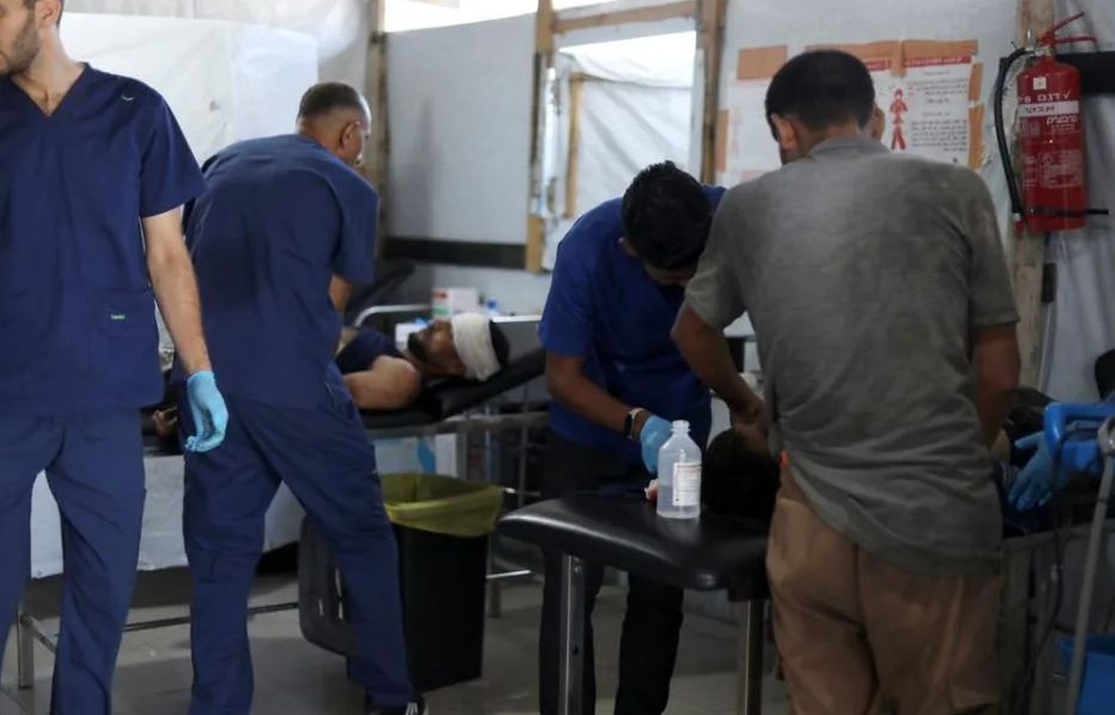 Médicos atienden a personas heridas al acudir a un centro de distribución de alimentos