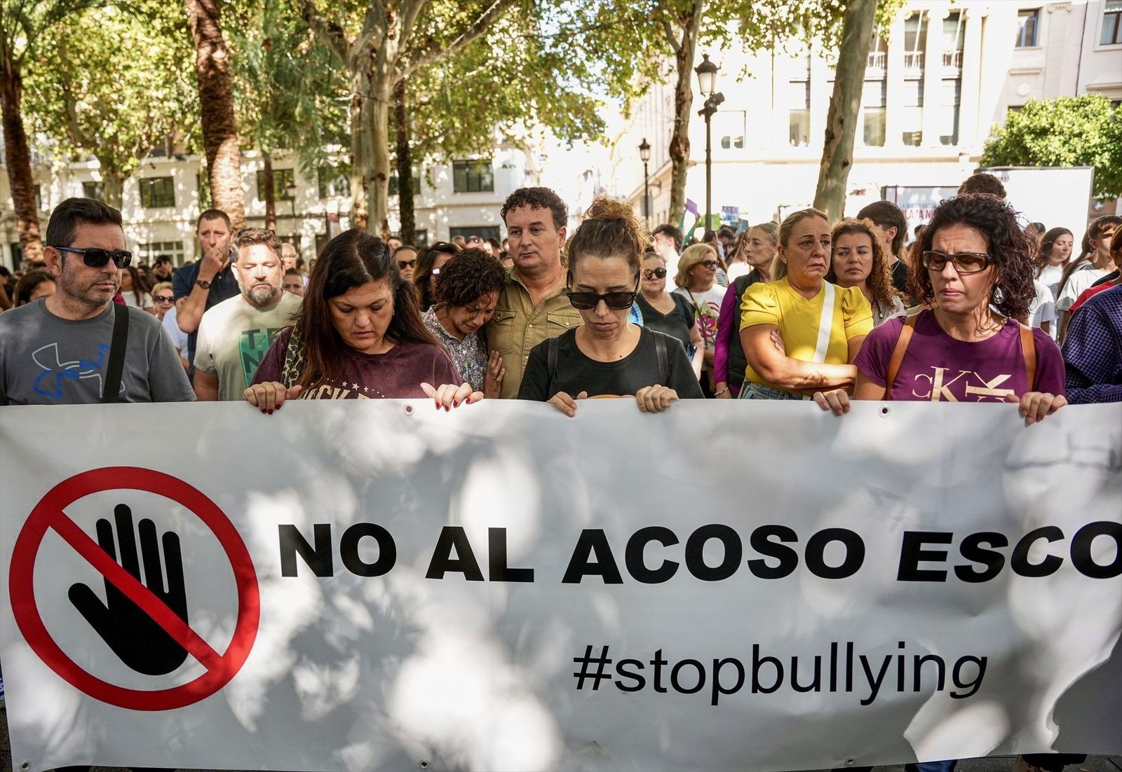 Pancartas con 'No a la violencia escolar' arropan a la familia de Sandra Peña por las calles de Sevilla