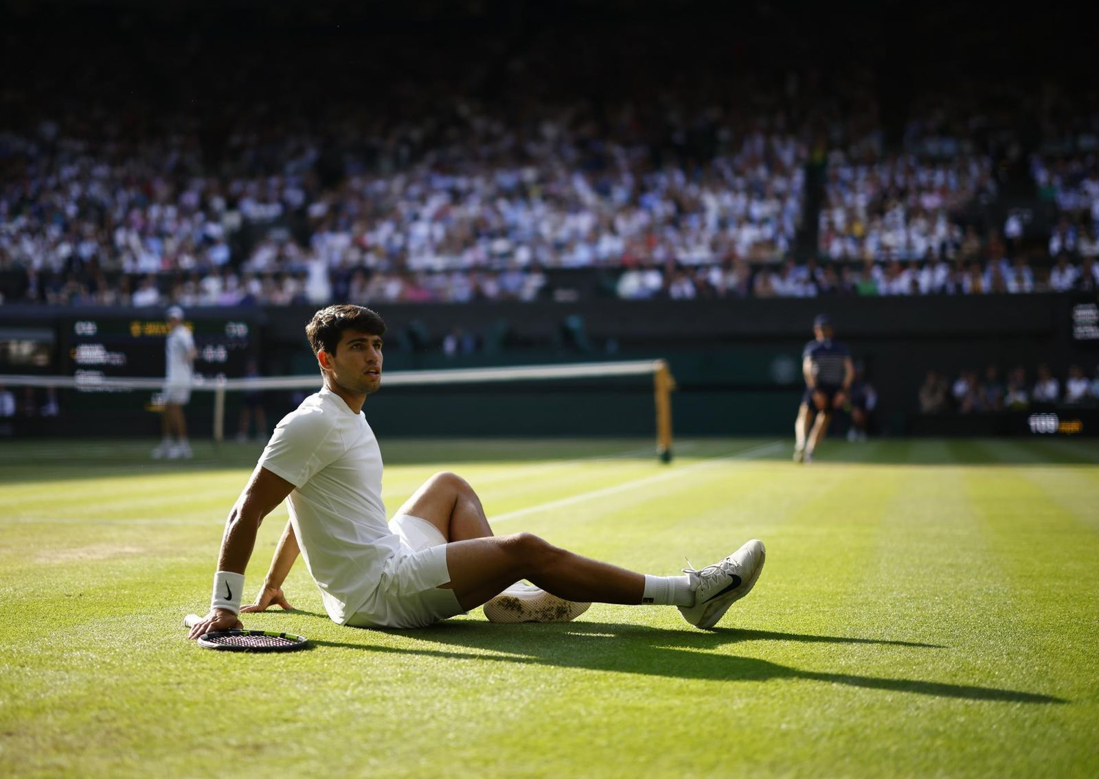 Alcaraz, tras un resbalón sobre la hierba de Wimbledon durante la final ante Sinner