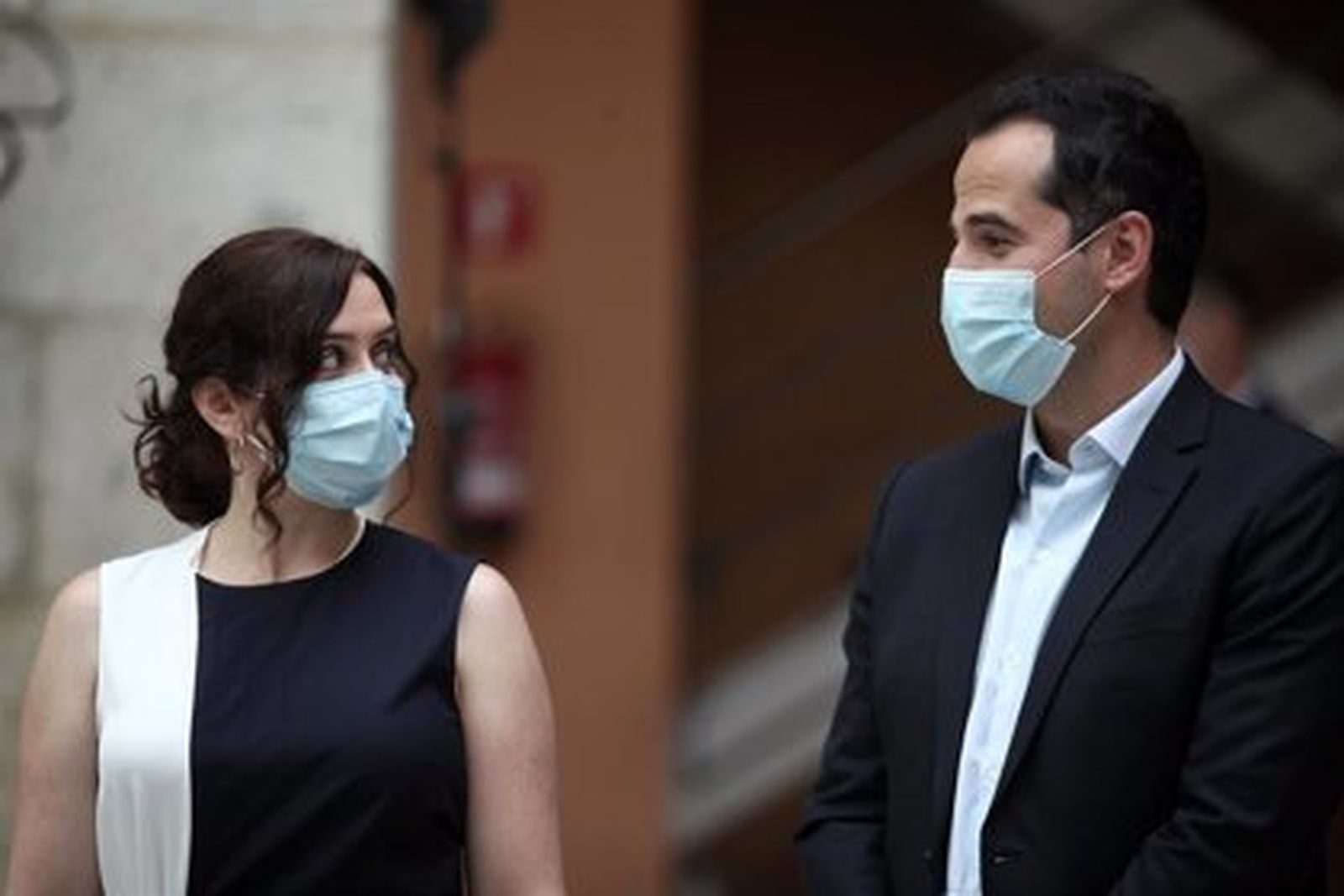 Ayuso volvería a ganar elecciones con dos escaños más que PSOE,según una encuesta