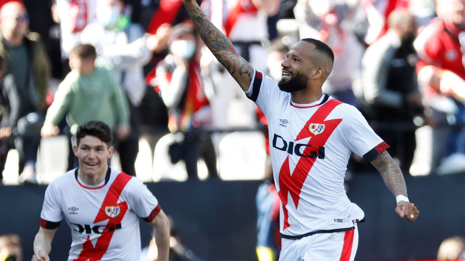 El delantero del Rayo Vallecano, Bebé (d) celebra su tanto ante el Sevilla durante el partido de la jornada 28 de LaLiga de Primera División disputado este domingo en el Estadio de Vallecas