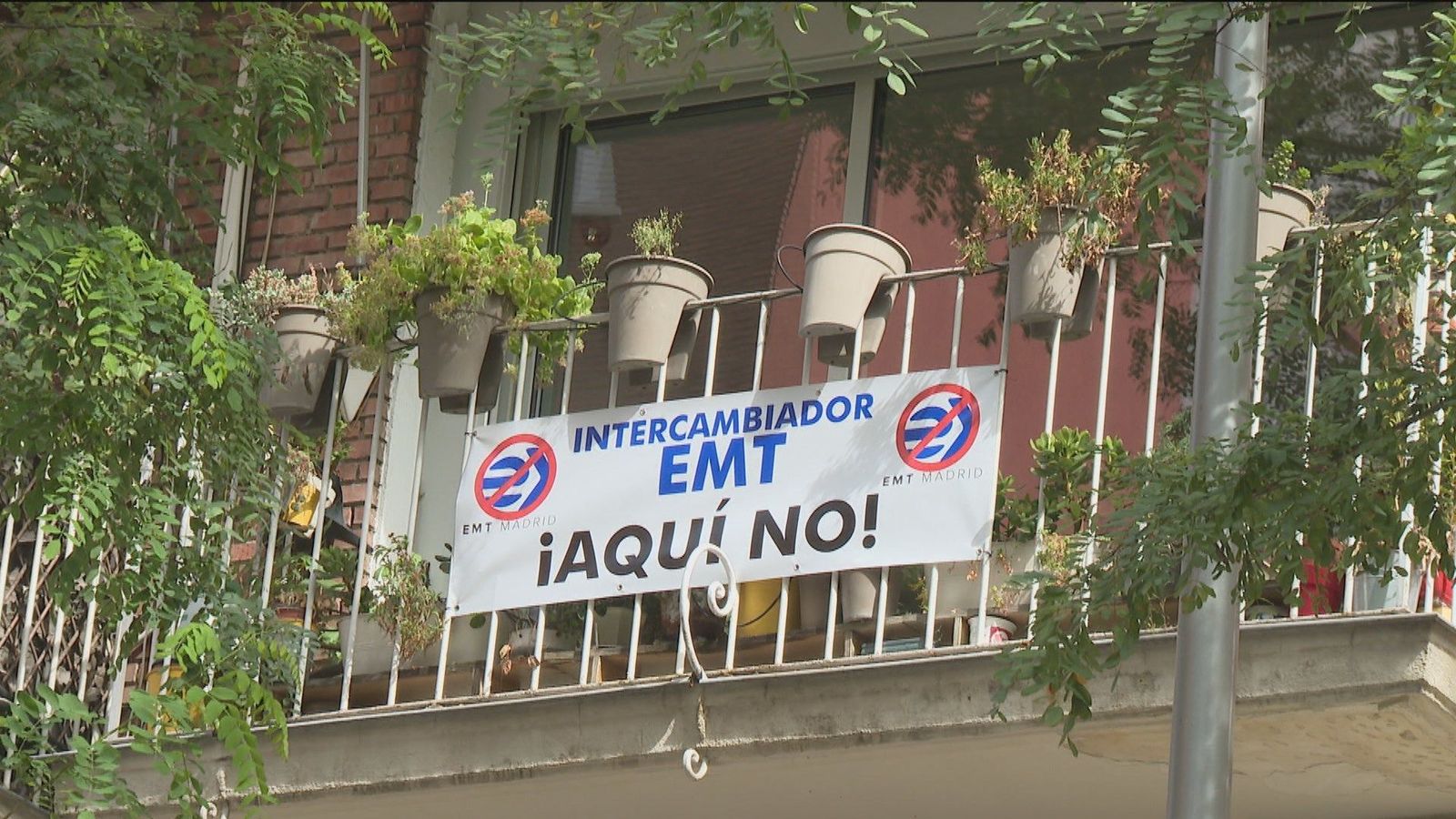 Enfrentamiento entre conductores de la EMT y vecinos de la calle Ferraz por la acumulación de autobuses