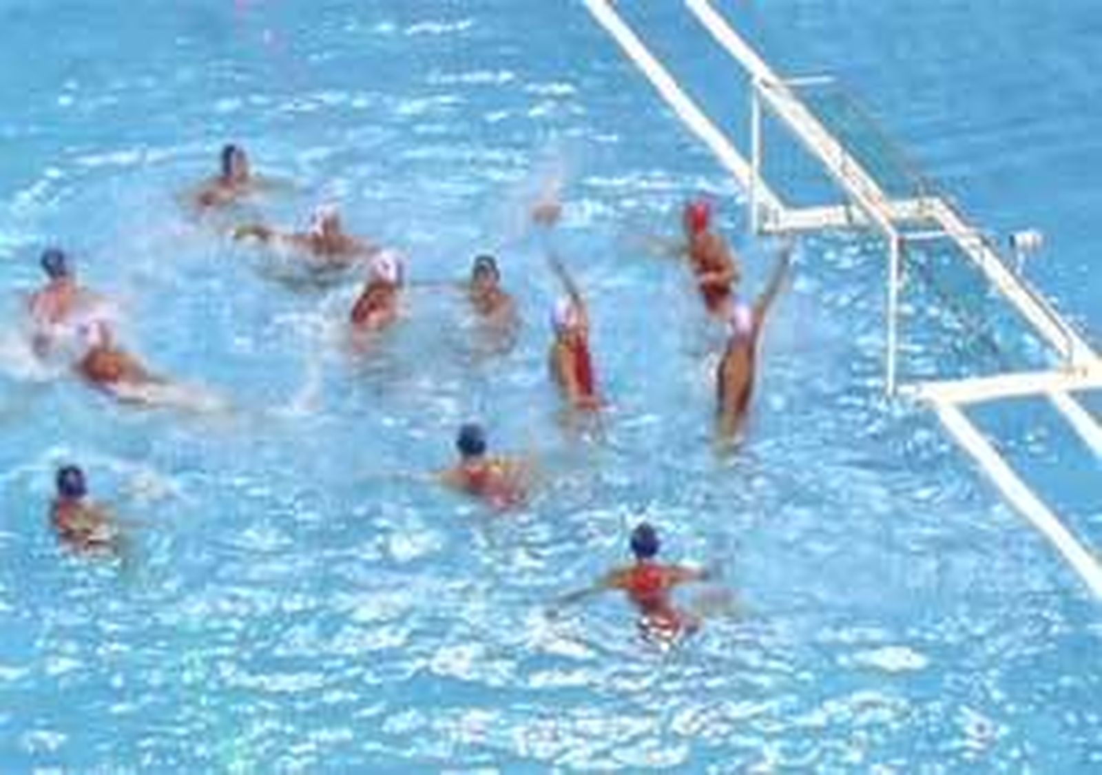 España gana su primer partido de waterpolo femenino en unos Juegos
