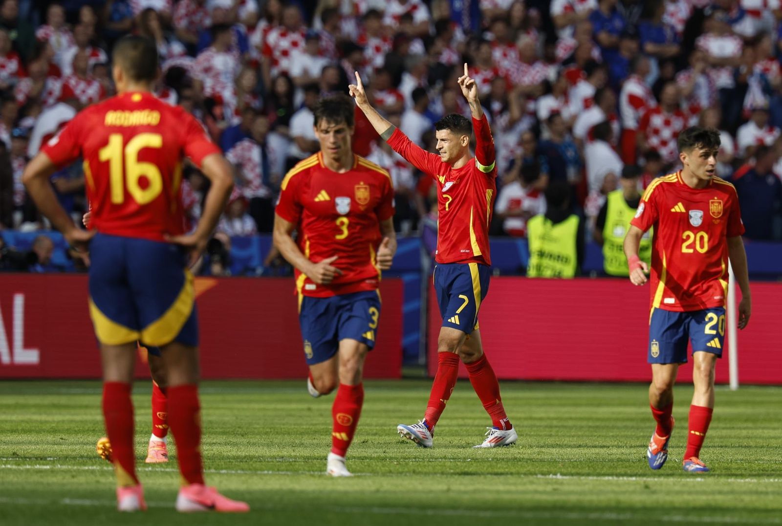 Morata celebra su gol a Croacia