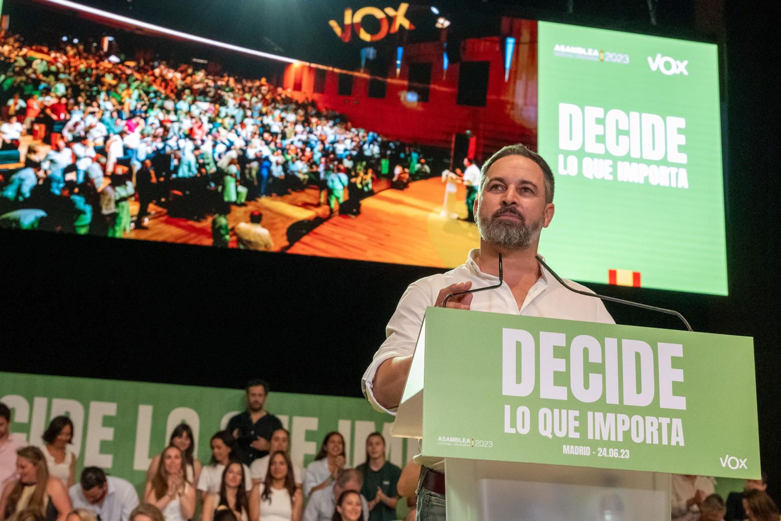 Abascal promete derogar todas las leyes que "dividen y destruyen"