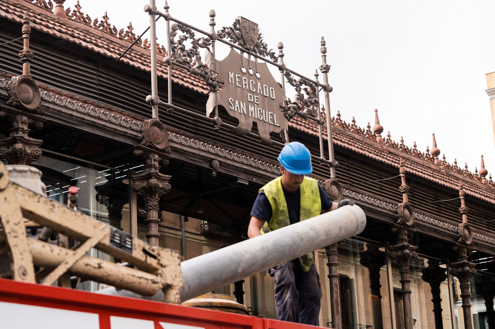 Levantan el precinto del Mercado de San Miguel, que abrirá a las 19 horas