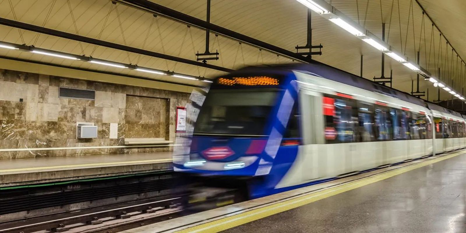 Tren de Metro entrando en una estación