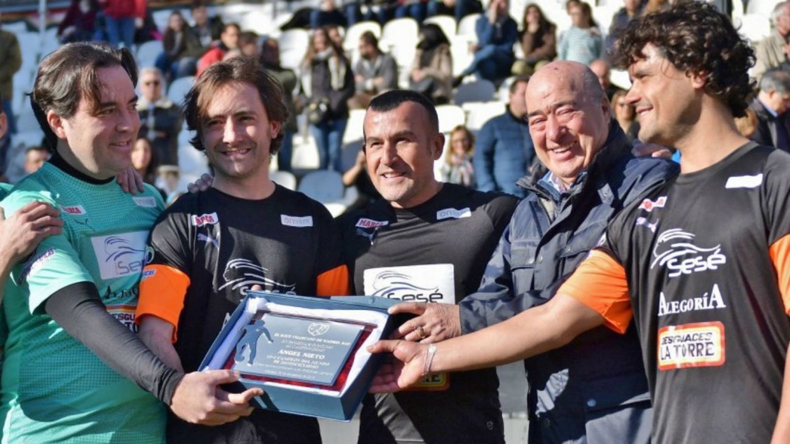 El Rayo Vallecano homenajea a Ángel Nieto
