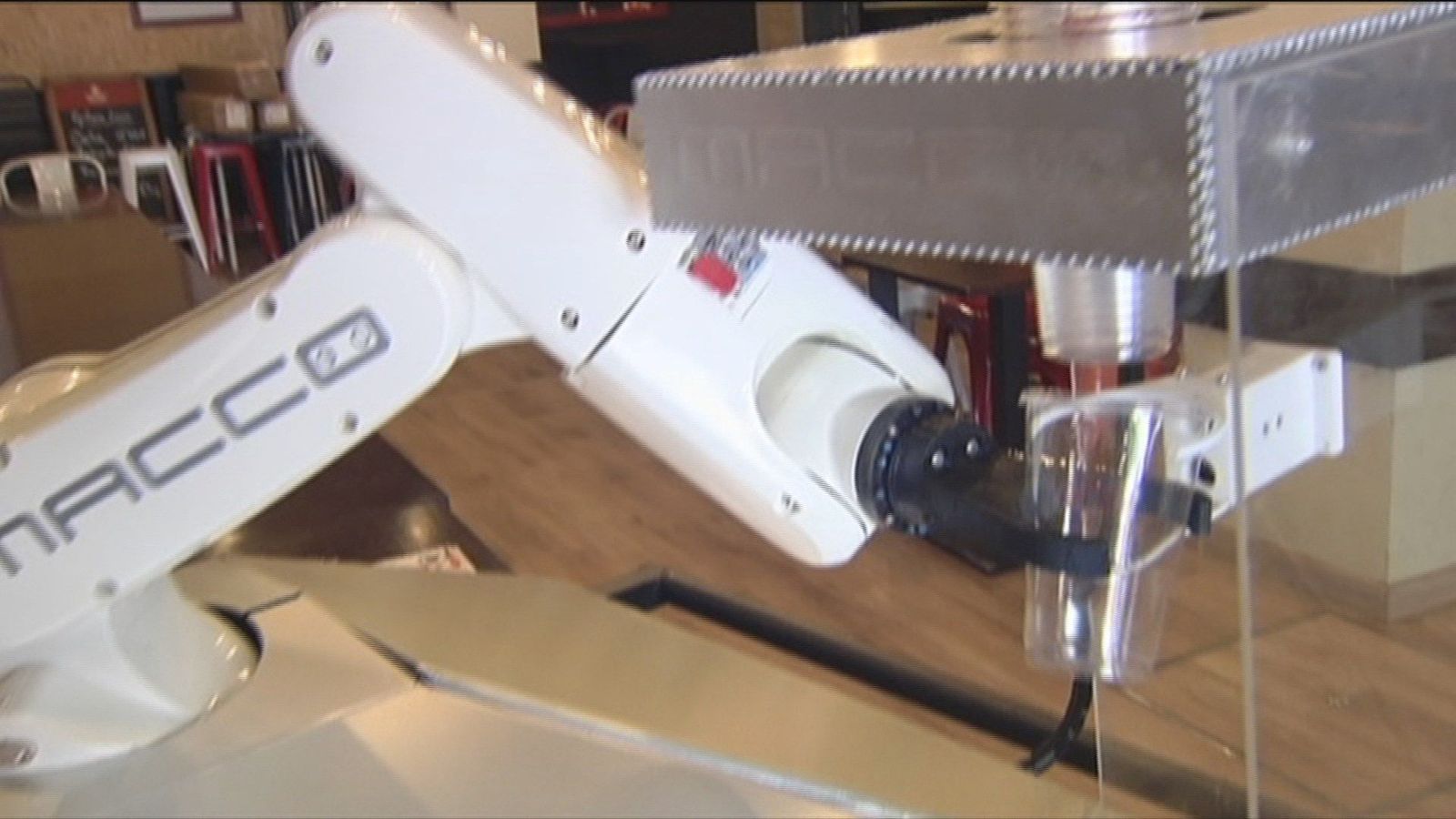 Macco, el robot camarero que triunfa en Sevilla