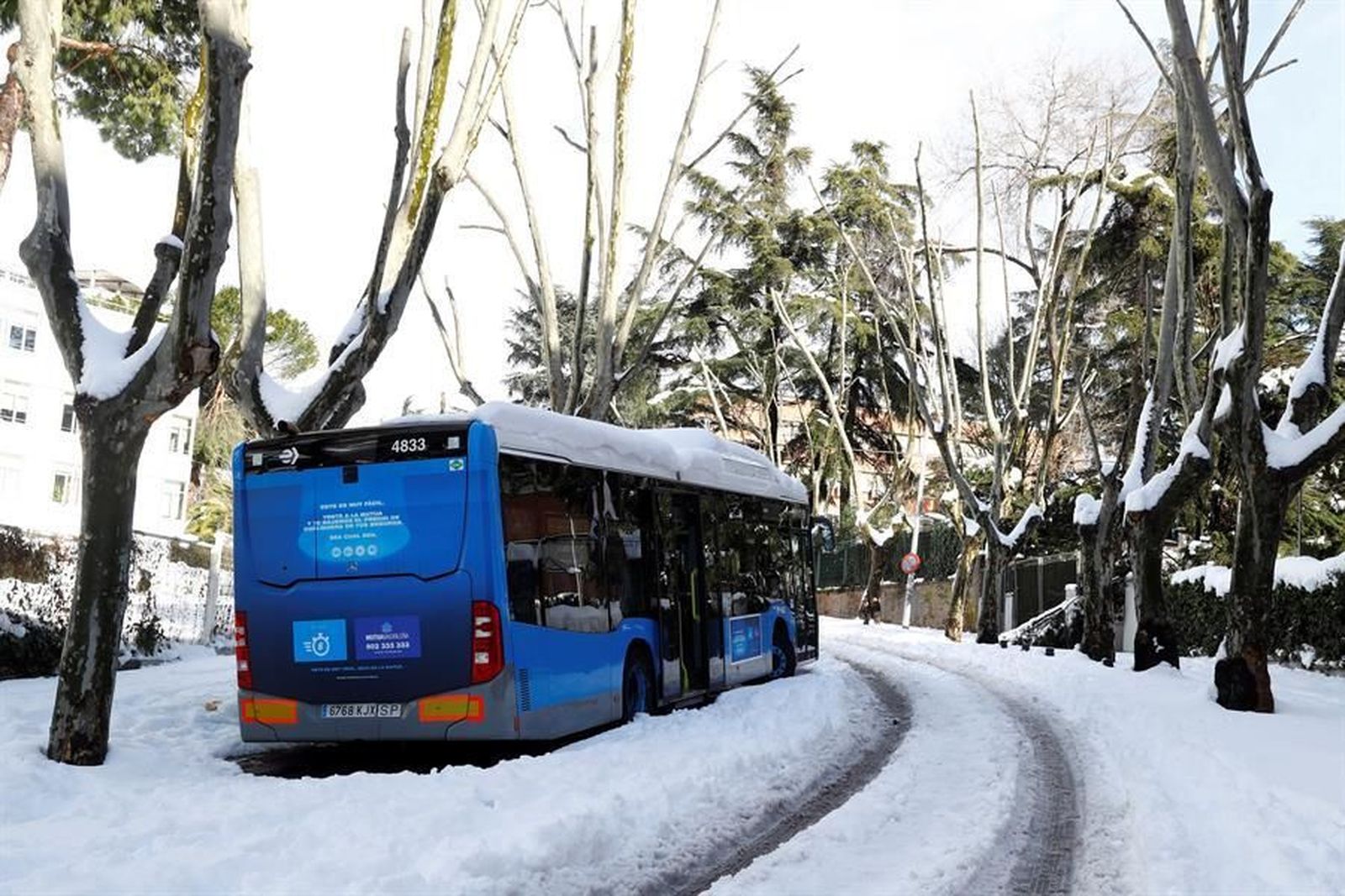 Así es de complicado rescatar un bus de la nieve en Madrid