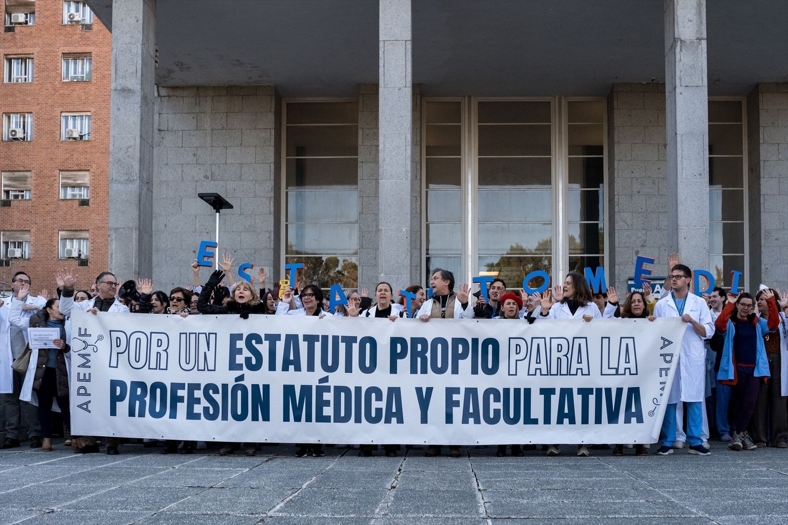 Decenas de médicos durante una concentración, frente al Hospital Clínico San Carlos