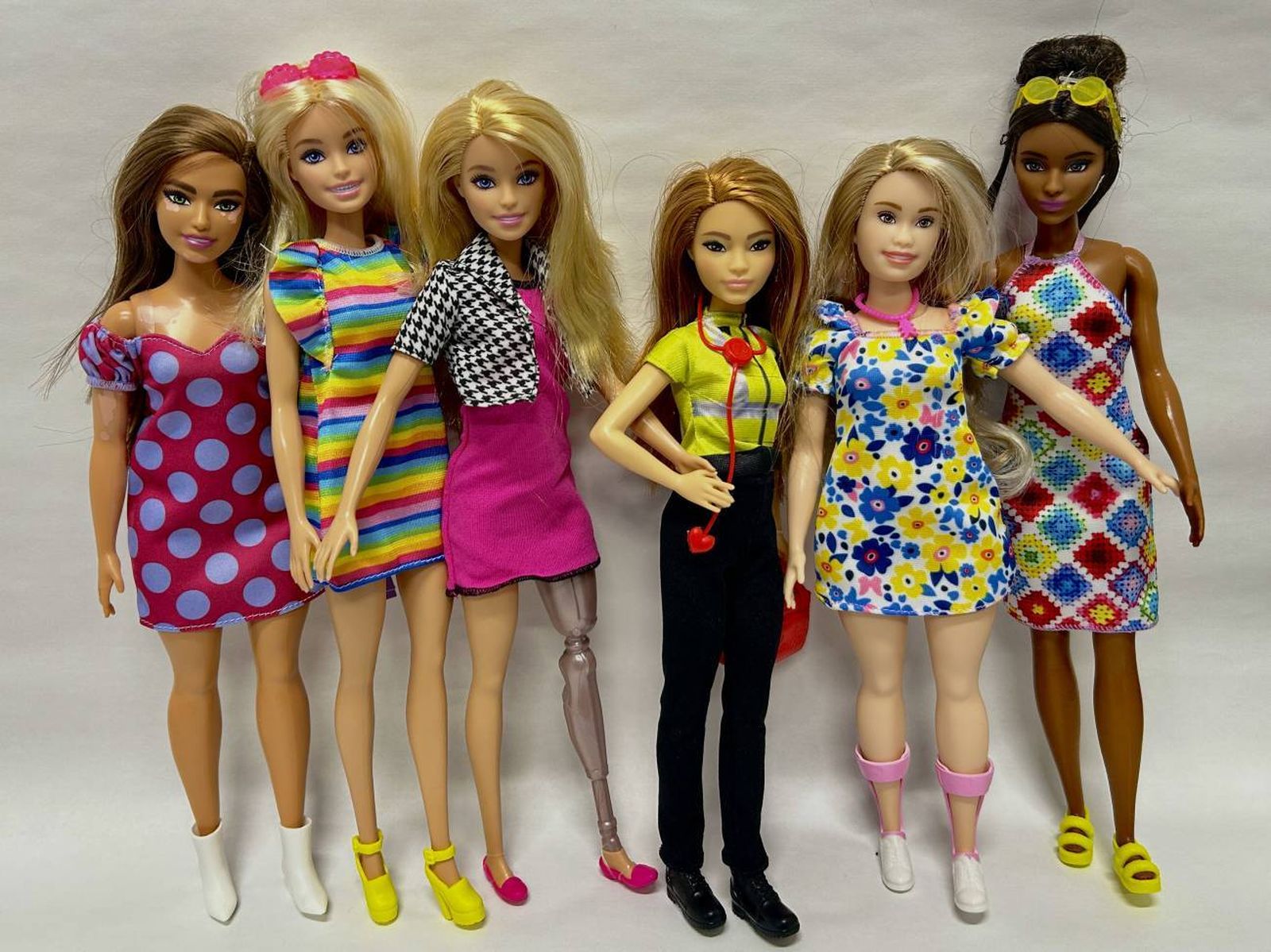 Varias muñecas Barbie